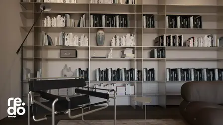 Wnętrze gabinetu z minimalistyczną półką i fotelem, styl skandynawski, soft minimalizm