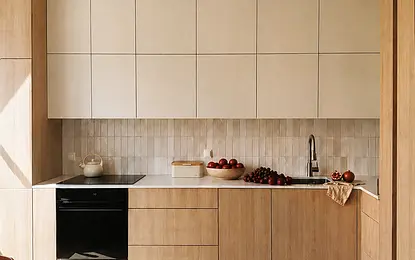 Kuchnia w stylu japandi i minimalistycznym z drewnianymi meblami i nowoczesnymi akcentami.
