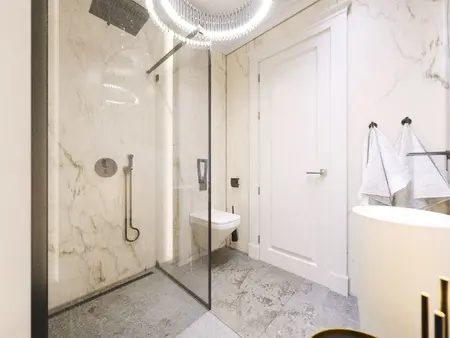 Nowoczesna łazienka z prysznicem, marmurowymi ścianami, akcentami glamour i quiet luxury.
