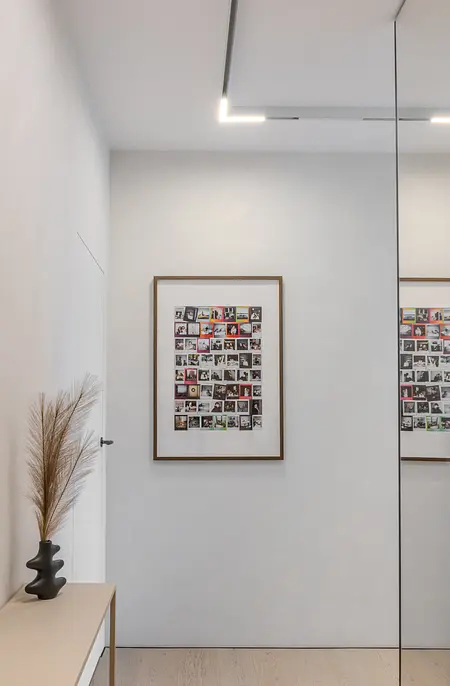 Przedpokój w stylu art deco i boho z lustrami i zdjęciami.