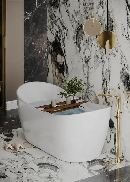 Elegancka łazienka z białą wanną i marmurowymi detalami, styl quiet luxury.