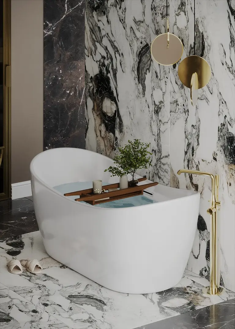 Elegancka łazienka z białą wanną i marmurowymi detalami, styl quiet luxury.
