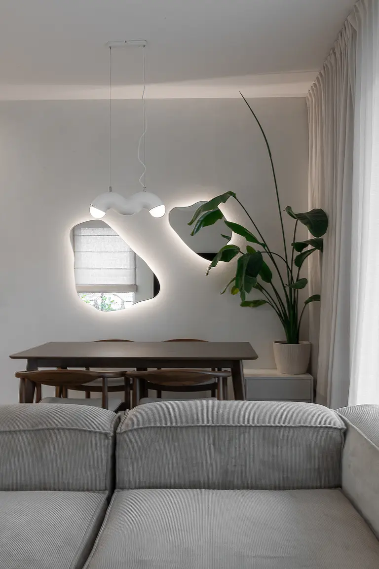 Wnętrze jadalni w stylu art deco, boho i eklektycznym z rośliną.