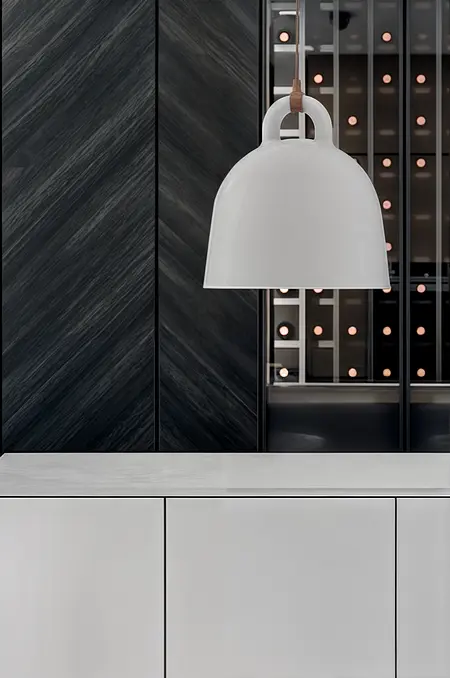 Wnętrze z minimalistyczną lampą w nowoczesnym stylu, skandynawski design.