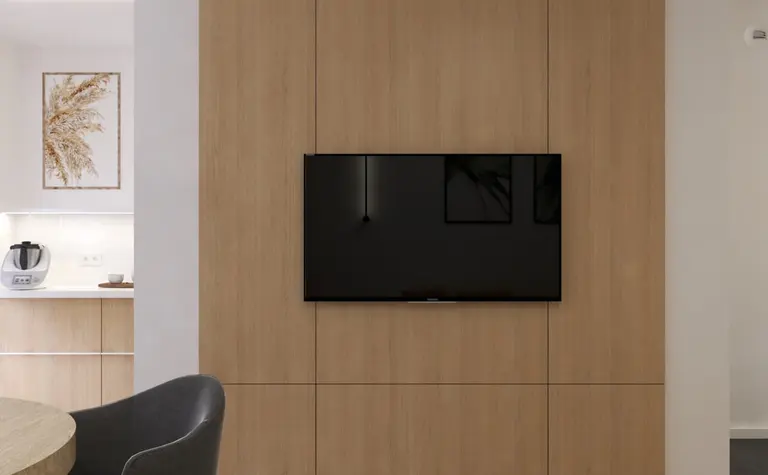 Nowoczesne wnętrze z drewnianą ścianą i telewizorem, styl skandynawski.