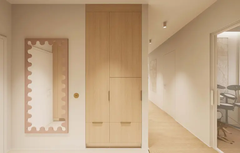 Minimalistyczny przedpokój w stylu japandi z drewnianą szafą i lustrem.