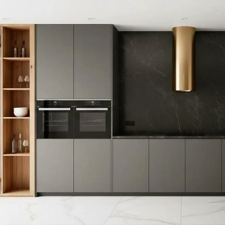 Nowoczesna kuchnia minimalistyczna z szarymi meblami i drewnianymi detalami.