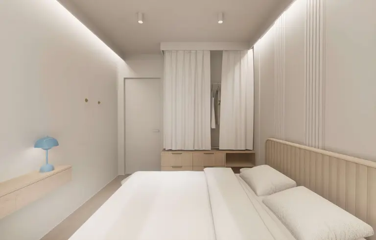 Minimalistyczna sypialnia z elementami japandi i quiet luxury, jasne kolory, drewniane akcenty.