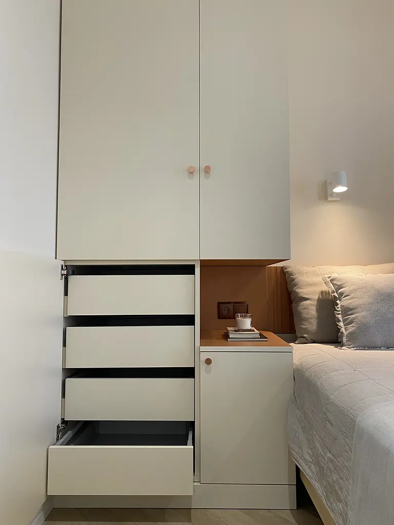 Sypialnia w stylu japandi i skandynawskim z minimalistycznym wyposażeniem.