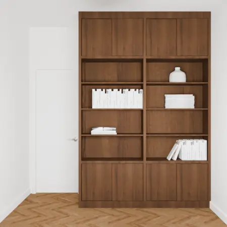 Wnętrze garderoby z drewnianą półką i białymi detalami, styl vintage.