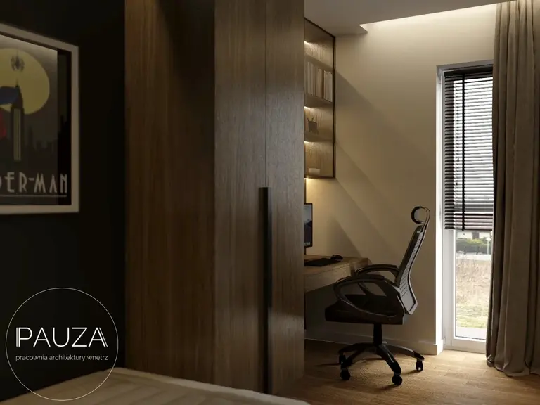 Nowoczesne biuro domowe z drewnianymi akcentami, ergonomicznym krzesłem biurowym i podświetlanymi półkami na książki. Plakat na ścianie i rolety na oknie dodają stylu.