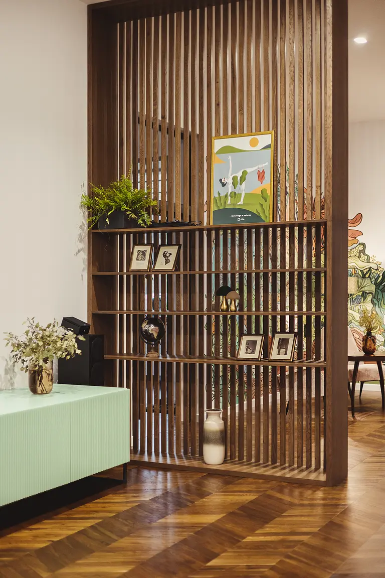 Wnętrze z eklektycznym designem, drewniana ścianka i zielone meble