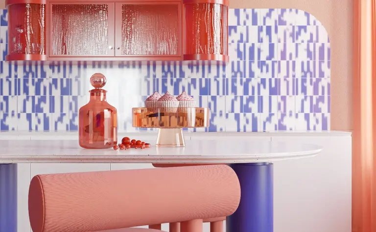 Wnętrze kuchni w stylu dopamine decor z różowymi meblami i niebieskimi akcentami.