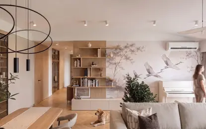 Eklektyczne wnętrze salonu w stylu japandi z białym pianinem i drewnianymi akcentami.
