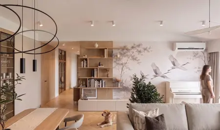 Eklektyczne wnętrze salonu w stylu japandi z białym pianinem i drewnianymi akcentami.