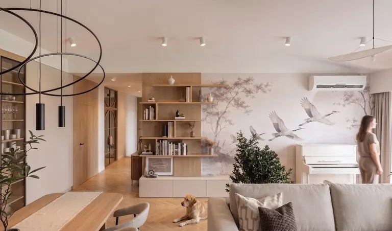 Eklektyczne wnętrze salonu w stylu japandi z białym pianinem i drewnianymi akcentami.