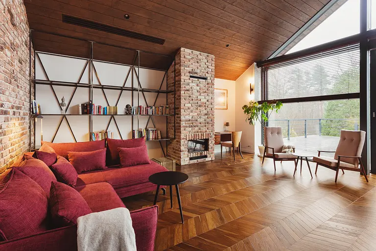 Wnętrze salonu w stylu dopamine decor, eklektycznym, industrialnym, rustykalnym i vintage.
