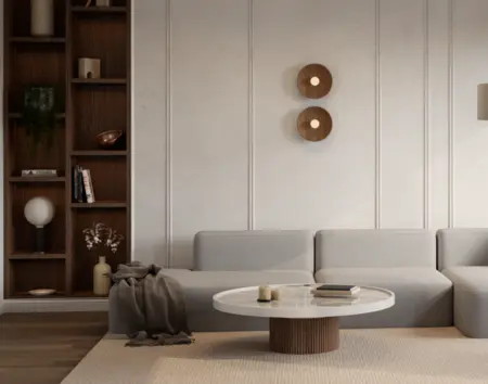 Wnętrze salonu w stylu skandynawskim i minimalistycznym z szarym narożnikiem i drewnianymi detalami.