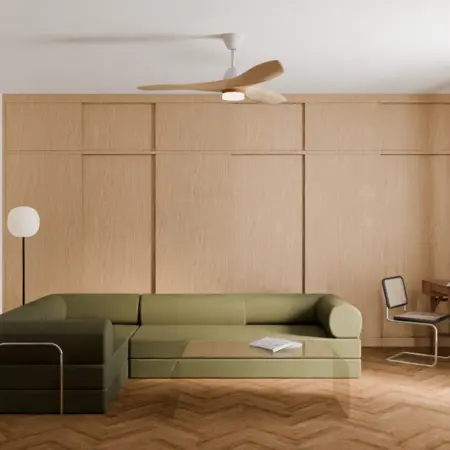 Wnętrze salonu w stylu vintage z zieloną sofą i drewnianą podłogą.