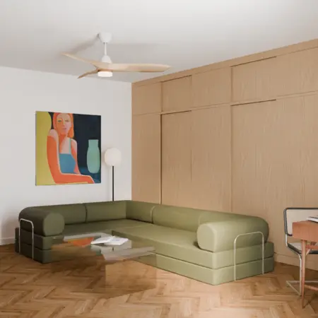 Wnętrze salonu w stylu vintage z zieloną sofą i drewnianą podłogą.