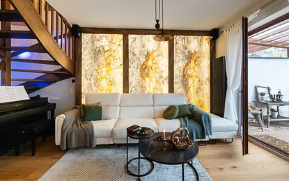 Wnętrze salonu w stylu rustykalnym z białą sofą i drewnianymi detalami.