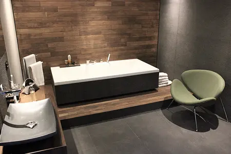 Nowoczesna łazienka z minimalistycznym designem, drewniane wykończenia, styl minimaluxe.